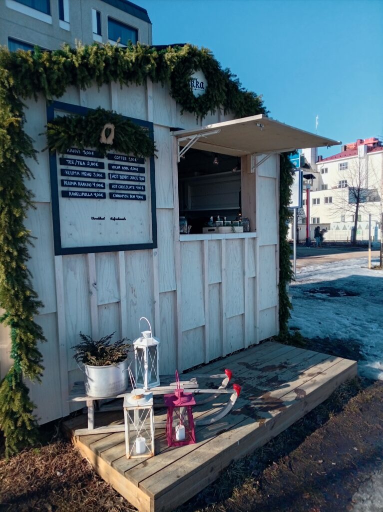 Akka Cafe toimii Kemijoen varrella.